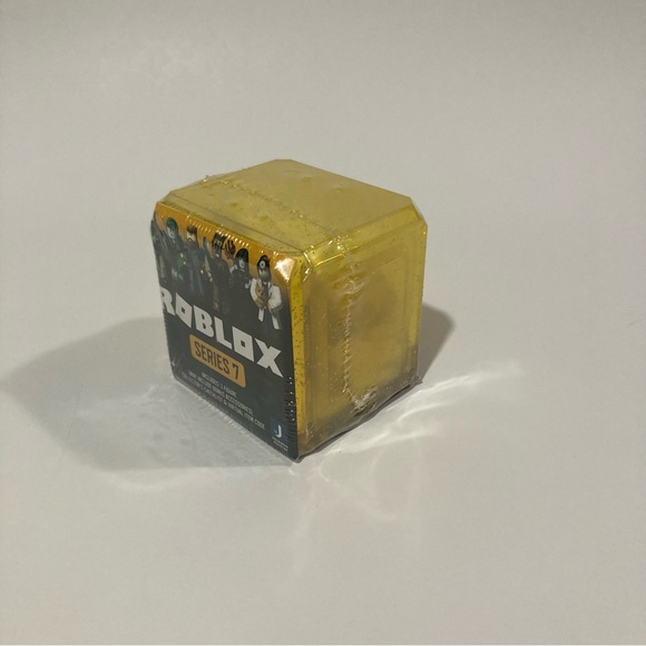 ROBLOX Series 7 New Sealed Celebrity Collection Mystery Figure Yellow - Picture 2 of 4